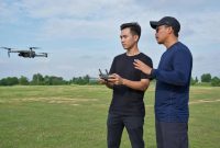 Instruktur mendampingi pemula dalam pelatihan pilot drone di area latihan