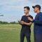 Instruktur mendampingi pemula dalam pelatihan pilot drone di area latihan