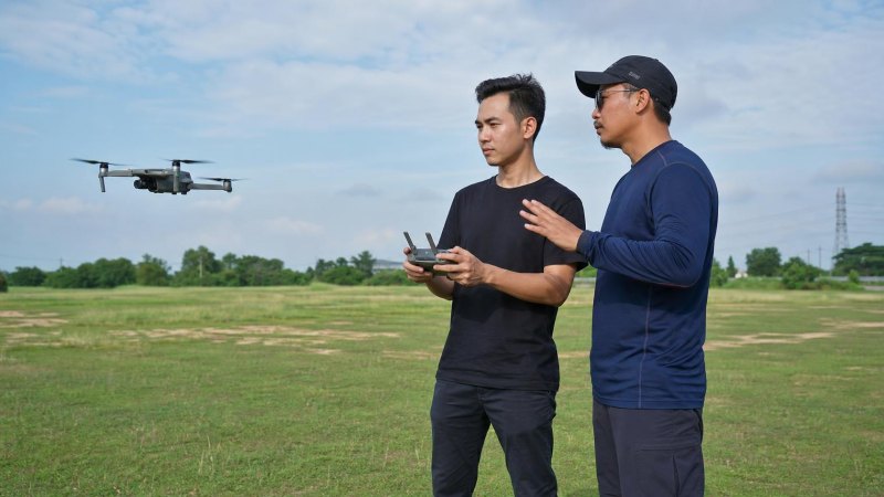Instruktur mendampingi pemula dalam pelatihan pilot drone di area latihan